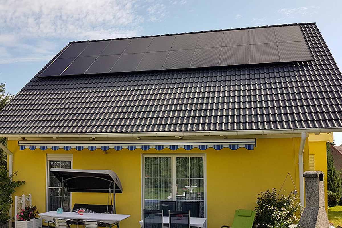 PV Montagesystem Ziegeldach mit schwarzen Modulen